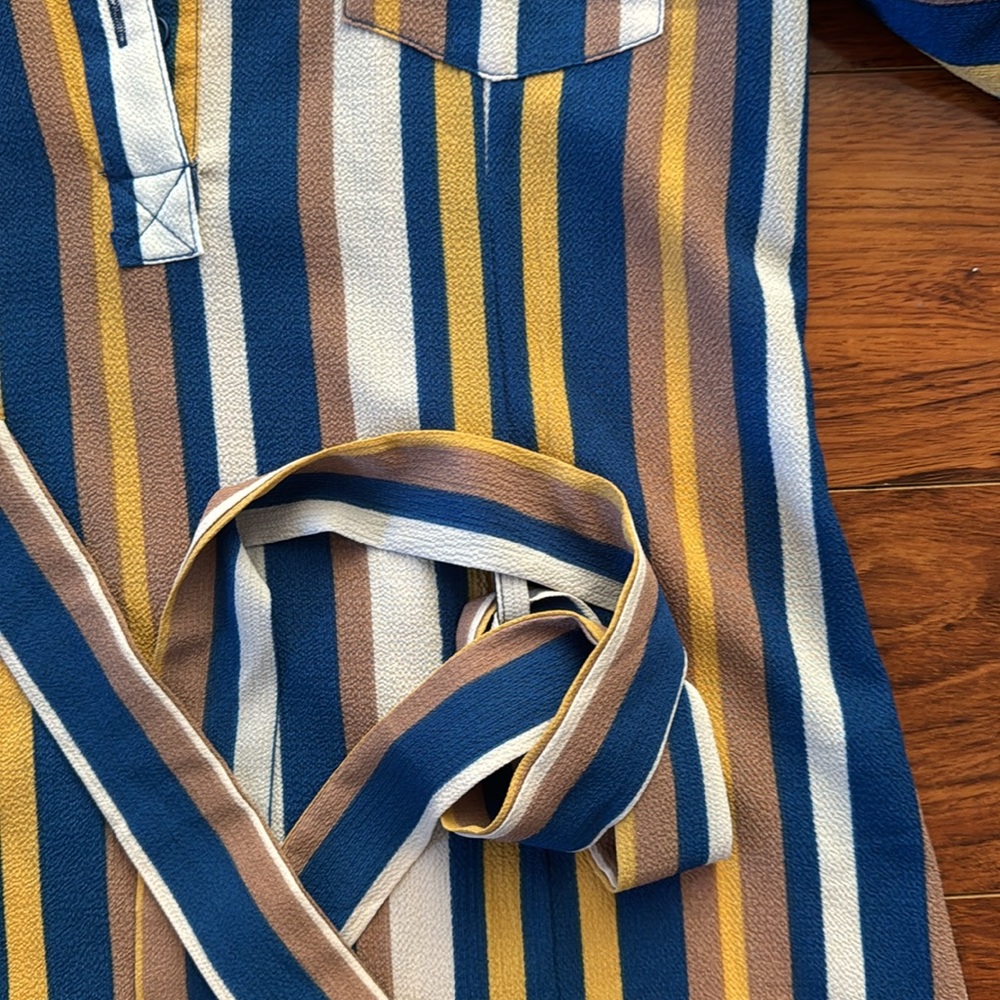 A cute casual shirt, dress, size small - Picture 4 of 5